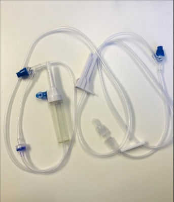 La transfusion d'infusion d'Admin a placé le tube adapté aux besoins du client stérile avec l'aiguille de connecteur de Y